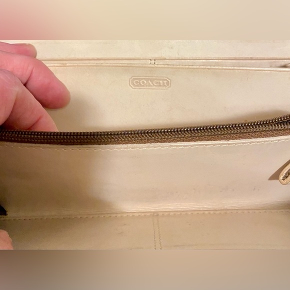 🔥Coach signature full zip wallet🔥 - Picture 3 of 4